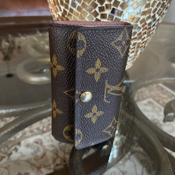 Louis Vuitton 6 Key Holder in Monogram - Picture 1 of 12
